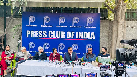 संवाददाताओं से बात करते हुए प्रोफेसर।