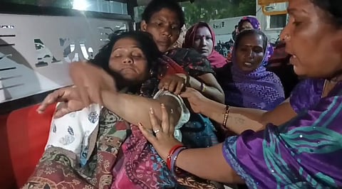 पुलिस की पिटाई से गंभीर घायल हुई महिला।