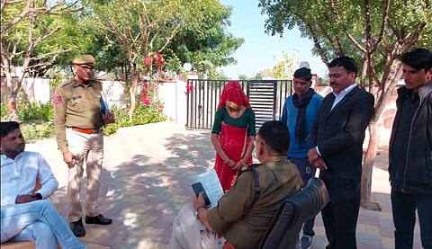 राजस्थान। आरोपी की गिरफ्तारी की मांग को लेकर पुलिस अधिकारियों से मिलने पहुंची दलित बलात्कार पीड़िता।