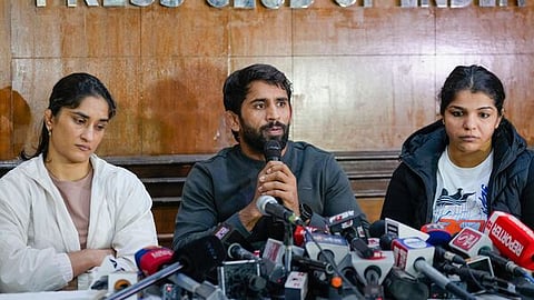 प्रेस वार्ता के दौरान पहलवान