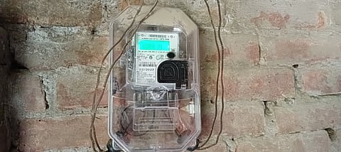 दीनानाथ के घर पर लगा बिजली का मीटर. 