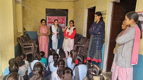सवाईमाधोपुर जिले में महिलाओं का यौन उत्पीड़न (रोकथाम निषेध और निवारण ) अधिनियम 2013 के प्रति कार्यस्थलों पर जागरूक करते महिला अधिकारिता विभाग के कार्मिक.
