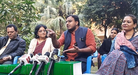 DU भगवाकरण के खिलाफ शिक्षक संगठन एकजुट, विवि प्रशासन पर लगाए गंभीर आरोप