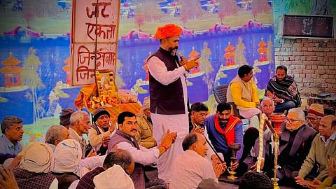 आदोंलन पर बैठे जाट आरक्षण संघर्ष समिति के लोग। 