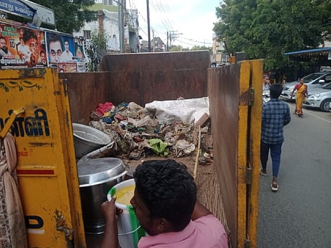 कचरा ट्रक में रखे भोजन की तस्वीरें सोशल मीडिया पर वायरल हुई 