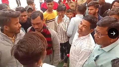 बाबा साहब अंबेडकर की फ़ोटो न होने पर भीम आर्मी ने जताई आपत्ति। 