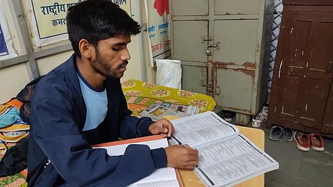 अमराराम गरासिया 2021 से यहां नाइट केयरटेकर के रूप में सेवा दे रहे हैं, और उन्हें 5,500 रुपये का मामूली मासिक वेतन मिलता है।