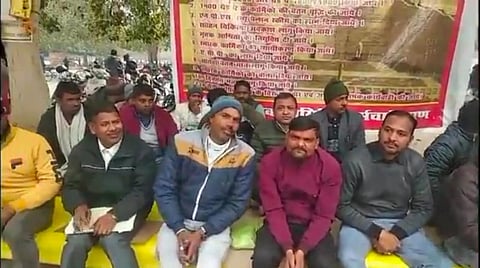 कांशीराम इको गार्डन में धरने पर बैठे कर्मचारी।