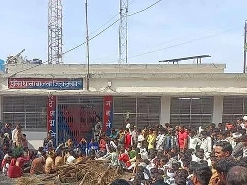 प्रदर्शन करते ग्रामीण। 