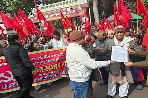 उत्तर प्रदेश: "निर्माण मजदूर कल्याण योजनाओं को एक-एक करके खत्म कर दिया गया!" 