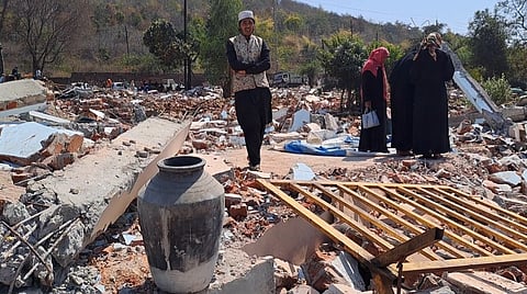 सौ साल पुरानी भदभदा झुग्गी बस्ती में 386 घरों बुलडोजर की कार्रवाई के बाद फैला मलबा.