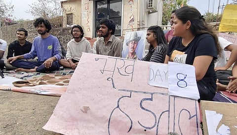 वर्धा विश्वविद्यालय: भूख हड़ताल के दौरान छात्र अस्पताल में भर्ती; हाई कोर्ट ने प्रशासन को भेजा नोटिस