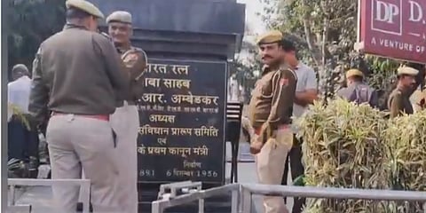 उदयपुर शहर में गुरूवार को झंडा लगाने पहुंचे बाबा साहेब के अनुयायियों को पुलिस कर्मियों ने रोका. 