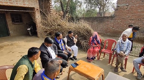 पीड़ित परिजनों के साथ स्थानीय लोग