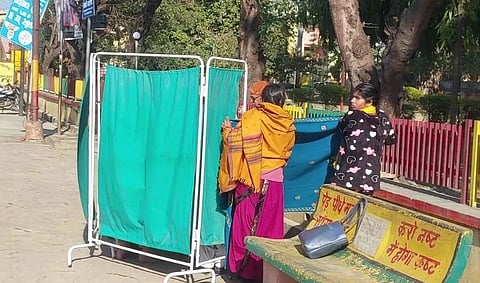UP: राजकीय अस्पताल की इमरजेंसी के बाहर बेंच पर प्रसव पीड़ा से तड़पती रही महिला, नवजात की मौत के बाद पहुंचे डॉक्टर!