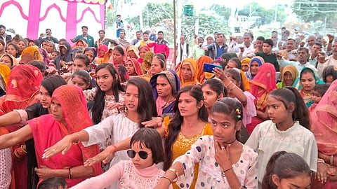 40 दलित परिवारों ने सामूहिक रूप से बौद्ध धर्म की दीक्षा ली। 