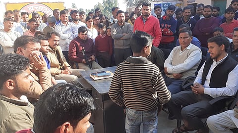 पंचायत के बीच खड़ा छात्र