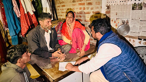 मृतक सोमेश के परिजनों से मिलकर सांत्वना देते भीम आर्मी चीफ चंद्रशेखर आजाद.