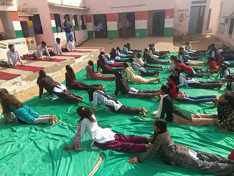 सवाई माधोपुर जिले के एक सरकारी स्कूल में सूर्य नमस्कार करते हुए स्टूडेंट्स