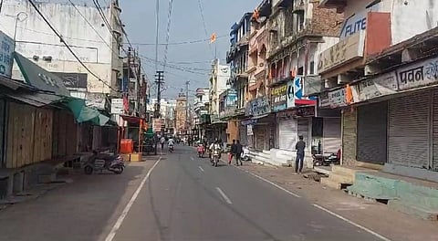 हरदा बंद के दौरान मुख्य बाजार की बंद दुकानें.