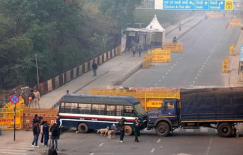 किसानों को रोकने के लिए लगाए गए बैरिकेट्स