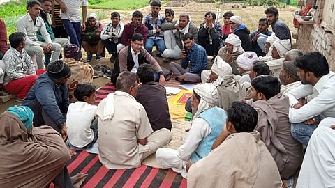 अलवर में दलित महिला की गैंगरेप के बाद हत्या मामले में जांच करता दलित अधिकार केंद्र का जांच दल। 