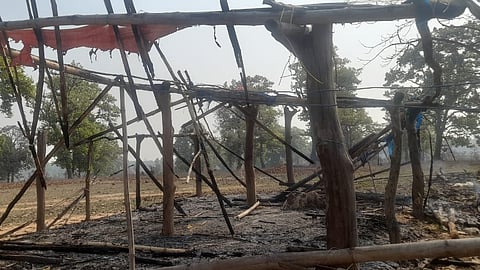 जला हुआ धरना स्थल और टेंट। 