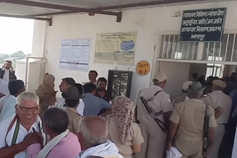 एससीएसटी न्यायालय परिसर में दोषी व अन्य। (फाइल फोटो)