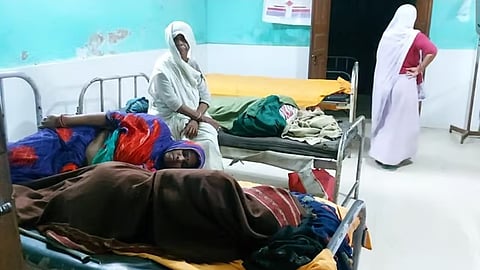 पीएचसी में डॉक्टरों की भारी कमी है, जबकि मरीजों की भारी आमद के कारण दो लोगों को एक ही बिस्तर साझा करना पड़ता है।