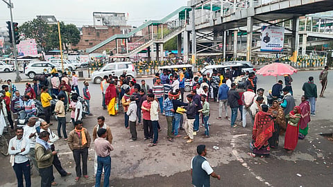 शहर के इंजीनियरिंग कॉलेज लेबर अड्डे पर काम की तलाश में खड़े श्रमिक।