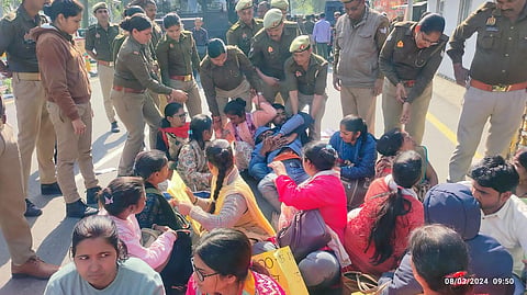 डिप्टी सीएम आवास पर प्रदर्शन करती महिलाओं को हटाती पुलिस।