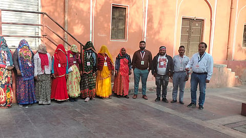 सफाईकर्मी भर्ती प्रक्रिया का विरोध करते वाल्मिकी समाज के लोग।