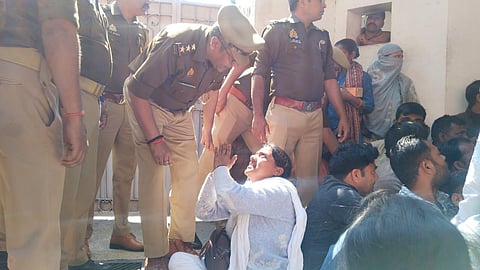 धरनास्थल से 69 हजार शिक्षक भर्ती के अभ्यर्थियों को उठाती हुई पुलिस