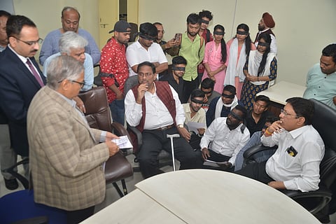 जबलपुरः कुलपति को मामले की शिकायत करते छात्र-छात्राएं।