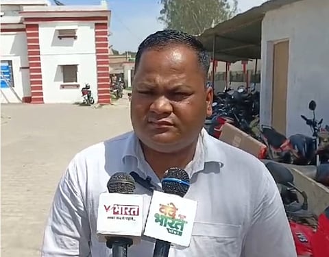 मीडियाकर्मी को मामले की सूचना देते दलित वेटरनरी चिकित्सक।