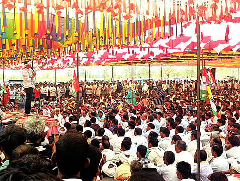 मतदाताओं से समर्थन की अपील करते हुए    भारत आदिवासी पार्टी (बाप) के प्रत्याशी  राजकुमार रोत
