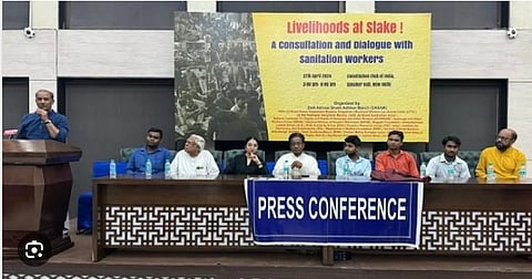 परामर्श बैठक में 200 से अधिक सीवर कर्मचारियों और कचरा बीनने वालों ने भाग लिया। इसमें उन्‍होंने आने वाली आजीविका के संकट पर चर्चा की।