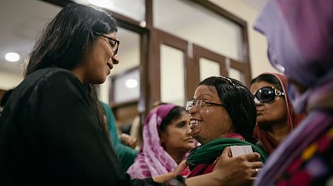 रेप विक्टिम के साथ स्वाती मालीवाल। (फाइल फोटो)