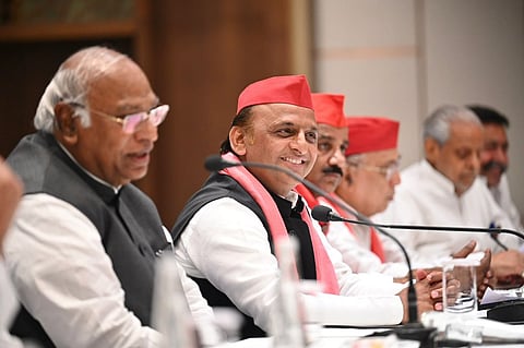 प्रेसवार्ता के दौरान कांग्रेस अध्यक्ष मल्लिकार्जुन खड़गे और सपा अध्यक्ष अखिलेश यादव.