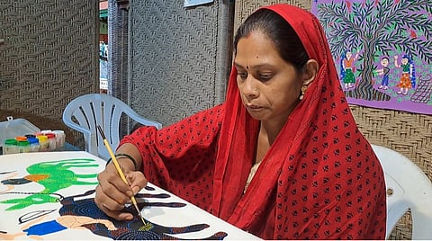 चित्र को अंतिम स्वरुप देती भील चित्रकार अनिता अमलियार 