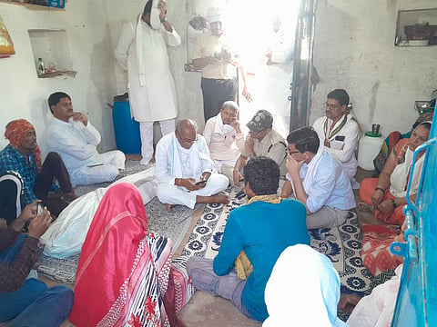 पीड़ित परिवार के घर पहुंचे पूर्व सीएम.