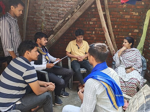 पीड़िता से बातचीत करते भीम आर्मी के मीडिया प्रभारी आकाश बाबू.