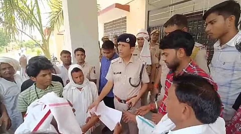 घटना के बाद पुलिस को ज्ञापन सौंपते परिजन व समाज के लोग।