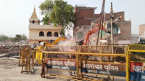 अकबर नगर में अवैध निर्माण गिरती लखनऊ विकास प्राधिकरण और नगर निगम लखनऊ की टीम. 