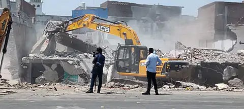 अकबरनगर में 10 मार्च को आखिरी बार कार्रवाई हुई थी। 90 दिन के बाद यहां फिर से बुलडोजर चलाया जा रहा है।