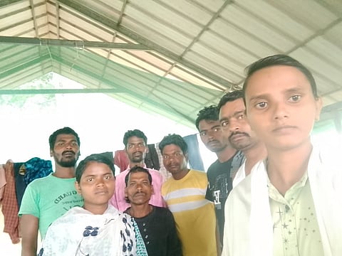 झारखंड: लातेहार, गुमला और पलामू जिलों के रहने वाले ये श्रमिक साप्ताहिक मजदूरी के अनुबंध पर केरल गए थे। 