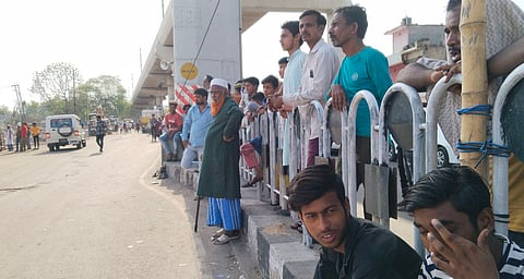 अकबरनगर में कार्रवाई के दौरान मौजूद लोग.
