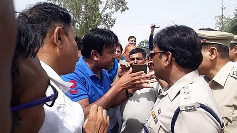अधिवक्ता रजत कलसन ने 26 अप्रैल को राष्ट्रीय अनुसूचित जाति आयोग के दिल्ली स्थित कार्यालय में आयोग के अध्यक्ष किशोर मकवाना के समक्ष पेश होकर आपबीती सुनाई थी। 