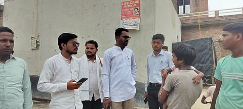 पीड़ित परिवार से मुलाकात करते भीम आर्मी कार्यकर्ता.
