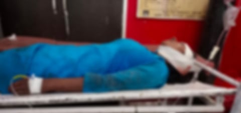 अस्पताल में घायल पीड़िता,  
